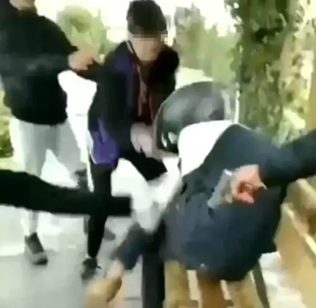 Vicdansızlıkları pes dedirtti! Aralarına aldıkları arkadaşlarına silah çekip, kaskla dövdüler