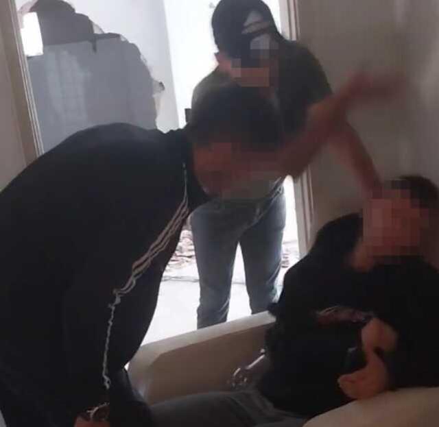 Metruk binaya götürdükleri genci 'Sevgilime yazdın' diyerek darp ettiler! O anları utanmayıp yayınladılar