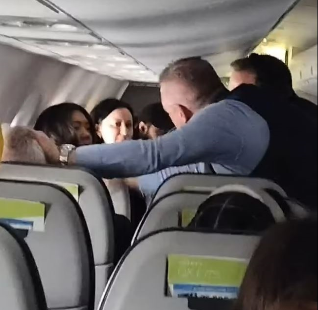 Psikolojik sorunları olan erkek yolcu, önünde oturan kadın yolcuya saldırdı