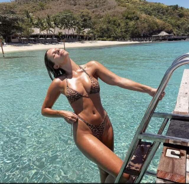 Ünlü manken Natasha Oakley cinsel organı görünen fotoğrafı sosyal medyada paylaştı, takipçileri hemen uyardı