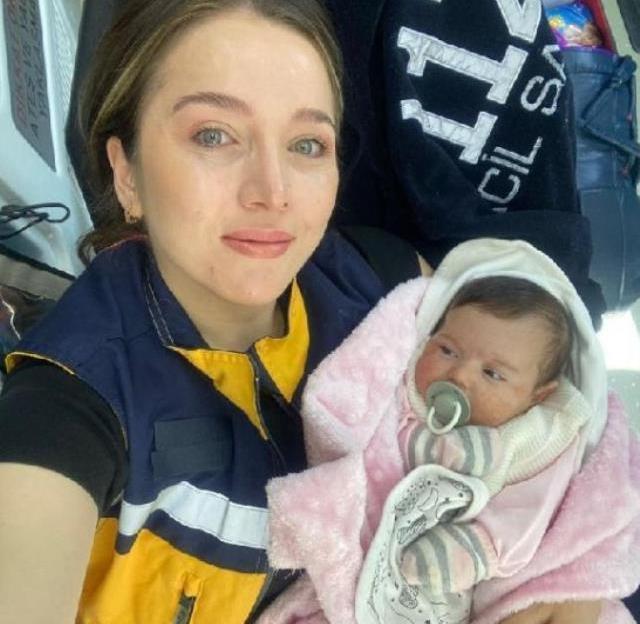 TERK EDİLEN BEBEĞE SÜT ANNE OLAN SAĞLIK ÇALIŞANI ÖZ KIZIMI EMZİRİYORMUŞ GİBİ HİSSETTİM