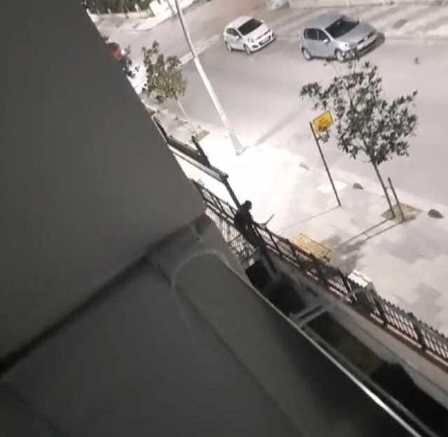 Büyükçekmece'de eline pala alan bir kişi, yoldan geçenlere saldırdı