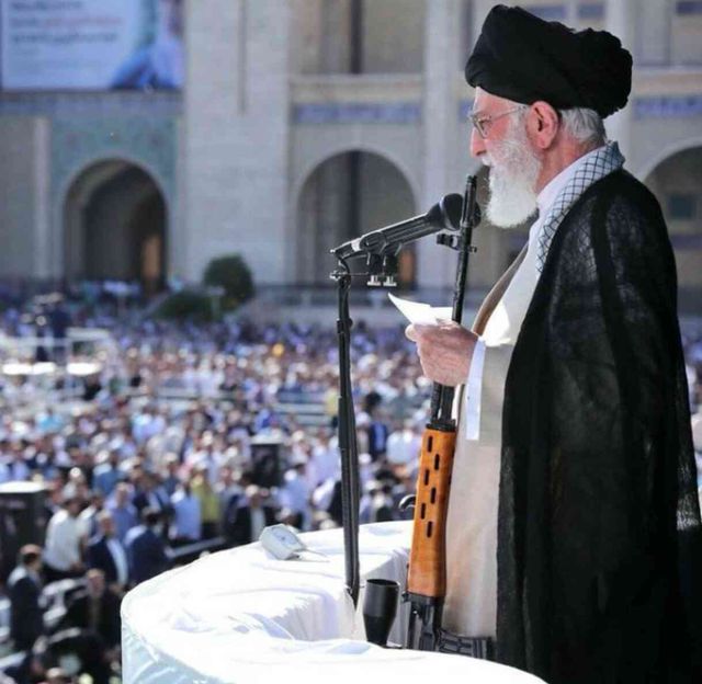Hamaney cuma hutbesine Dragunov keskin nişancı tüfeyle çıktı
