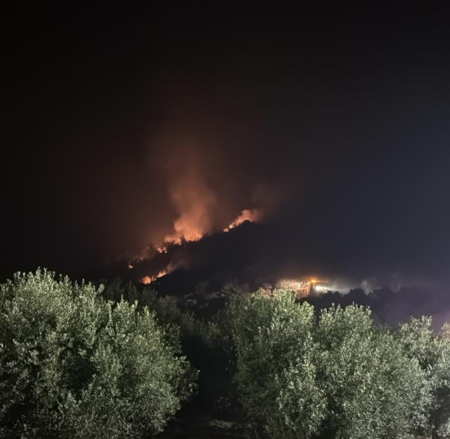 İzmir'deki yangından duygu dolu görüntüler: Mahsur kalanları ekipler böyle kurtardı