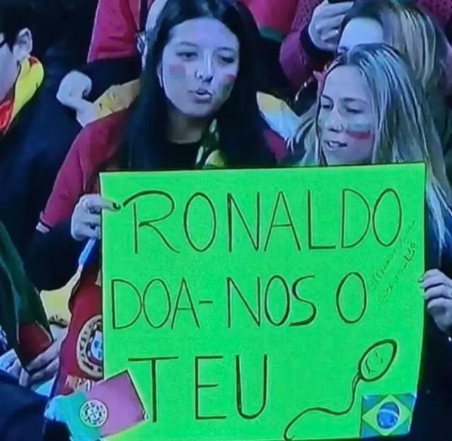Portekiz - Kuzey Makedonya maçına damga vuran pankart! İki kadın taraftar Ronaldo'nun spermlerini istedi