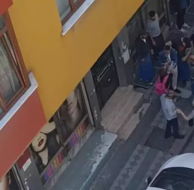 Sokak ortasında eşi tarafından dövülen kadını, pazarcı esnafı kurtardı