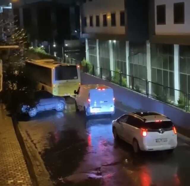Bağcılar'da bir kadın yol ortasında yürüyerek trafiği felç etti