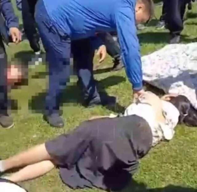 Kırgızistan'da sürücünün el frenini çekmeyi unuttuğu kamyonet kalabalığa daldı: 29 çocuk yaralandı