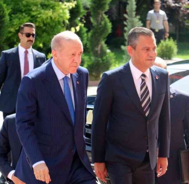 Cumhurbaşkanı Erdoğan, CHP Genel Merkezi'nde! Özgür Özel kapıda karşıladı