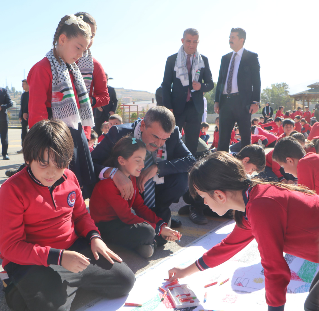 Bakan Tekin öğrencilerle yakantop oynayıp halat çekti