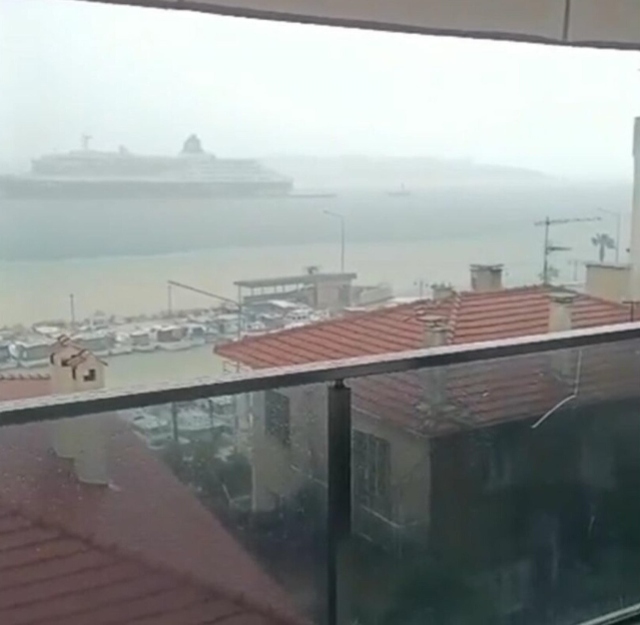 Sağanak sonrası Çeşme'de denizle kara birleşti