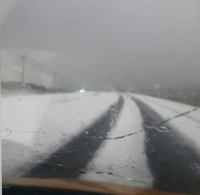 Ardahan beyaza büründü, araçlar yollarda mahsur kaldı