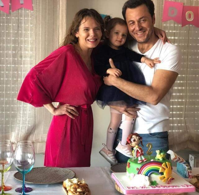 Meslektaşı Yetkin Dikiciler ile evli olan Aslı Korcan, kızıyla görüntülendi
