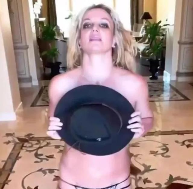 Annelerinin çıplak pozları, Britney Spears'ın oğullarını çileden çıkarmıştı! Yeni poz paylaştı