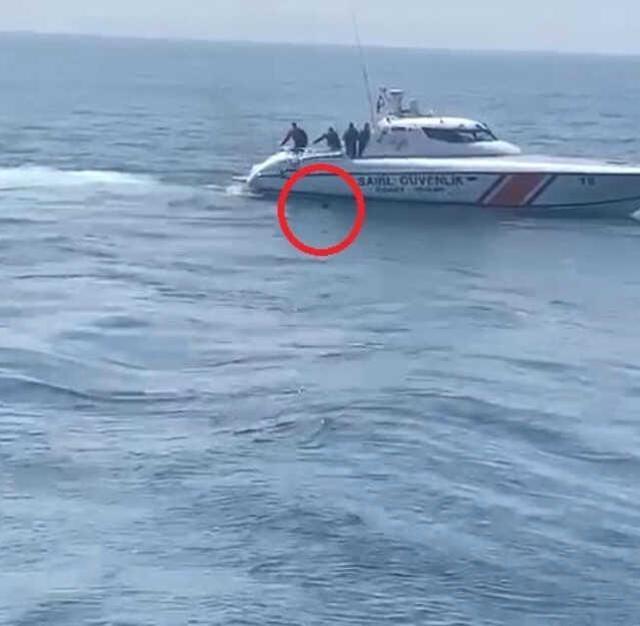MARMARA DENİZİ'NDE FERİBOTTAN ATLAYAN YOLCUYU SAHİL GÜVENLİK EKİBİ KURTARDI