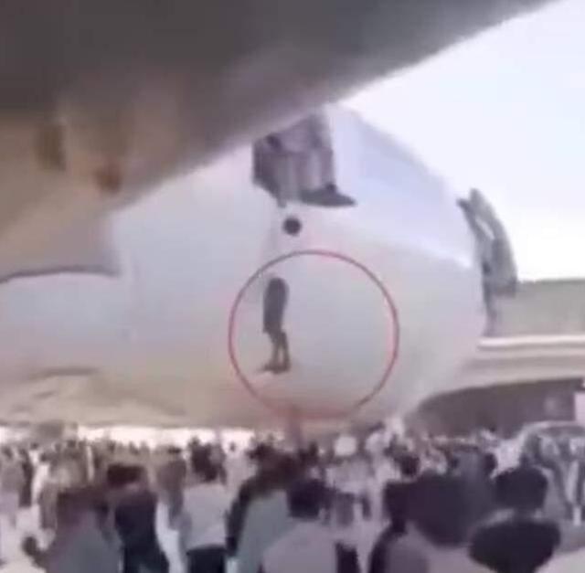 Afganistan'da halk çaresiz! Havalanan uçaktan tutunarak kaçmaya çalıştıkları anları kamerada