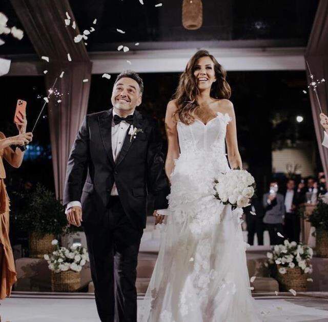 Arda Türkmen ve Melodi Erbirliler'in düğünde yürekler ağza geldi! Fenomen Sibil Çetinkaya, gelinliğin üstüne maytap düşürdü