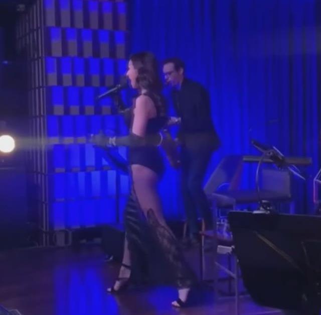 49 yaşındaki Defne Samyell, kalça dekolteli elbisesiyle tüm dikkatleri üzerine çekti