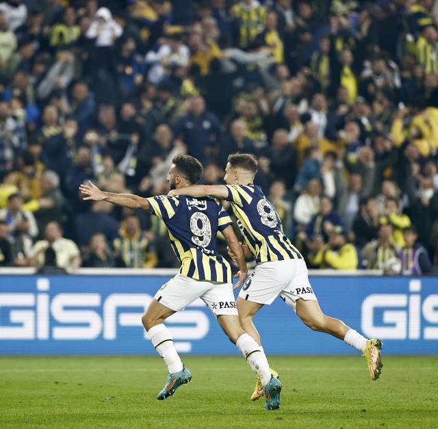 Kadıköy'de Rossi'nin gecesi! Fenerbahçe, sahasında Başakşehir'i yenerek liderliğe oturdu