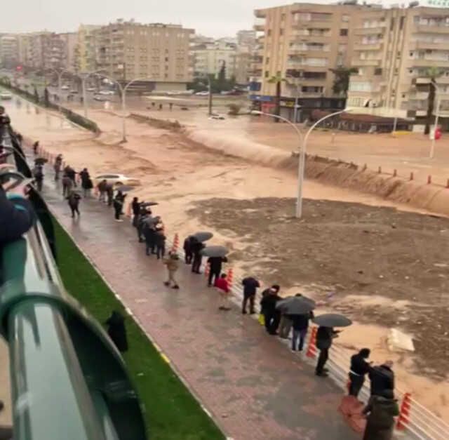 Sel felaketinin boyutu gündüz ortaya çıktı! Tır sulara direnemeyerek yoldan aşağı devrildi