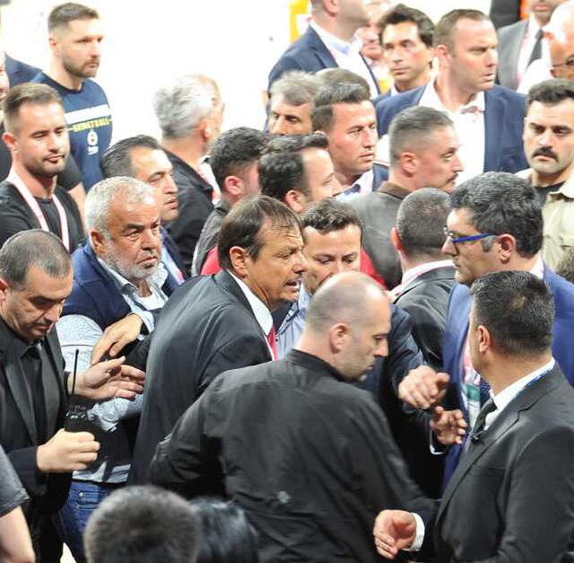 Güvenlik güçleri zor ayırdı! Anadolu Efes-Fenerbahçe Beko maçında kavga çıktı