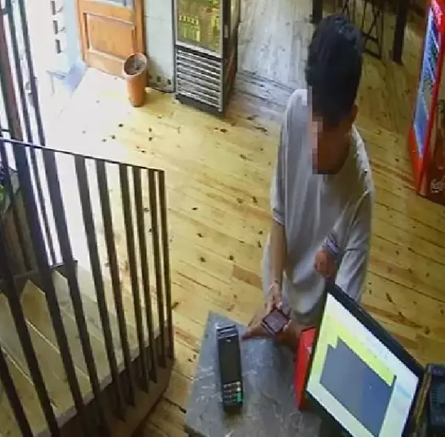 'Annemi arayacağım' diyerek cep telefonunu aldı: Banka hesabında ne var ne yok hepsini kendine gönderdi