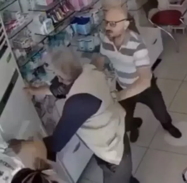 Eczacı teknisyeni öncesinde kendisini darbeden kişinin babasını tartaklamış