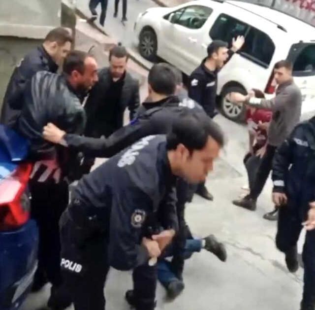 Beyoğlu'nda ortalık savaş alanına döndü! KADES ihbarına giden 5 polis saldırıya uğradı