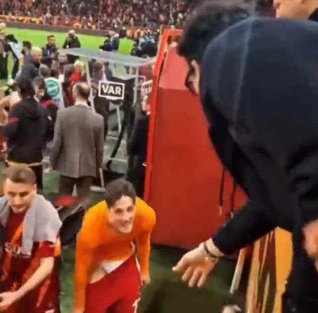 Plajda mı yürüyorsun Zaniolo! Taraftara şortunu verdi, sahayı iç çamaşırıyla terk etti