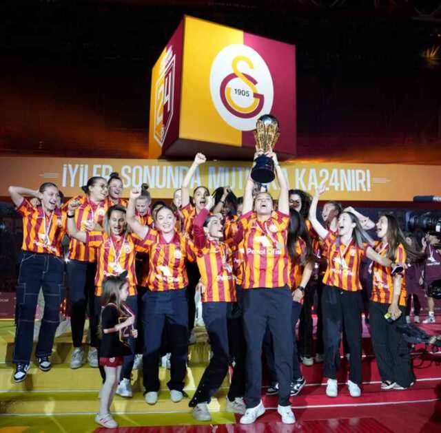 Rams Park'ta tarihi anlar! Şampiyon Galatasaray, 2 Kupa birden kaldırdı
