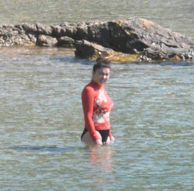 Siyah mayosuyla objektiflere takılan Nurgül Yeşilçay'ın fazla kiloları gözden kaçmadı
