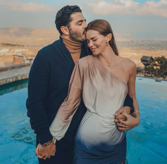 Boşanmanın eşiğinden dönen Ebru Şallı ve Uğur Akkuş, dudak dudağa poz verdi