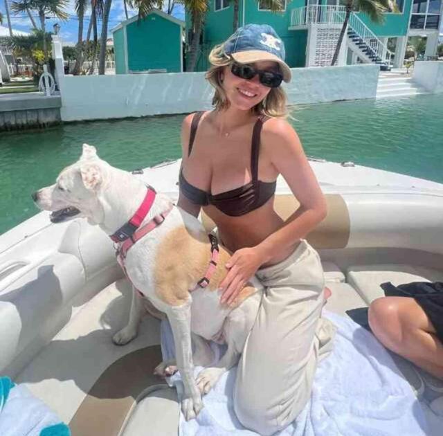 Sydney Sweeney, Meksika tatilinde üzerinde 'Harika göğüslere sahip olduğum için özür dilerim' yazılı tişört ile fotoğraf paylaştı