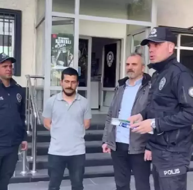 İstanbul'da yolda yürürken ayağına 152 bin TL takıldı, gözünü bile kırpmadan sahibine ulaştırdı: Helal süt emmiş çocukmuş