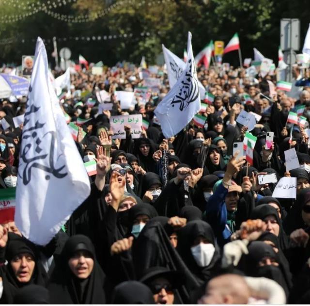 İran'da olaylar büyüyor! Protestoculardan sonra hükümet yanlıları da sokağa indi