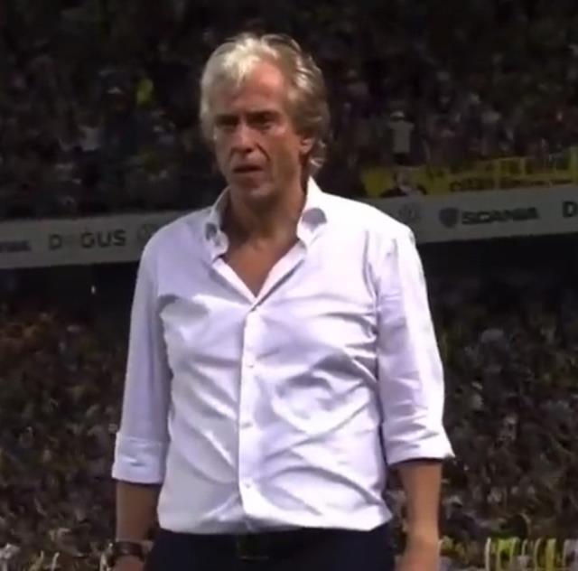 Herkes, Fenerbahçe'nin 4. golünden sonra Jorge Jesus'un rakip kulübeye hareketini konuşuyor
