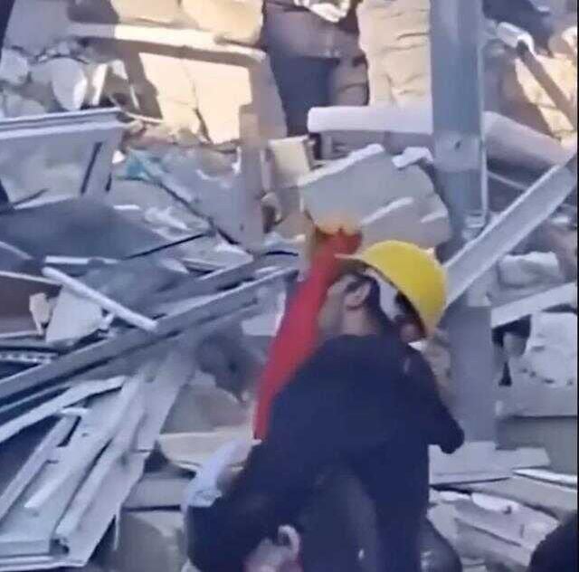 Yıkılan binanın enkazından çocuğunun kıyafetlerini bulan babanın feryadı yürekleri dağladı