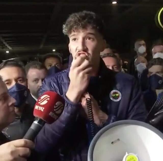 Ali Koç, Mesut Özil ve Altay, megafonla taraftarlara seslendi! Tek tek söz verdiler