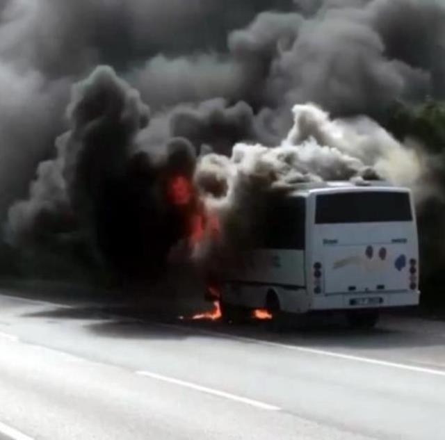 D-100'de korku dolu anlar! Seyir halindeki işçi servisi alev topuna döndü