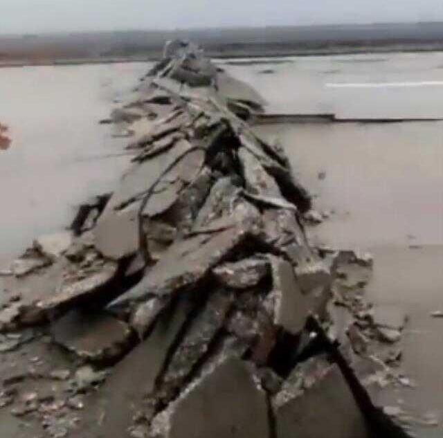 7.4'lük deprem sonrası Hatay Havalimanı'nın pisti enine doğru yarıldı