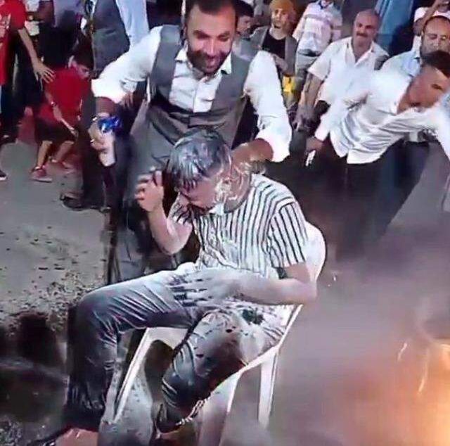 İşkence gibi eğlence! Düğünde damadın kardeşine yapılanlar izleyenleri hayrete düşürdü