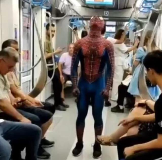 Acemi 'Örümcek Adam'ın tramvaydaki gösterisi yolcuları gülme krizine soktu