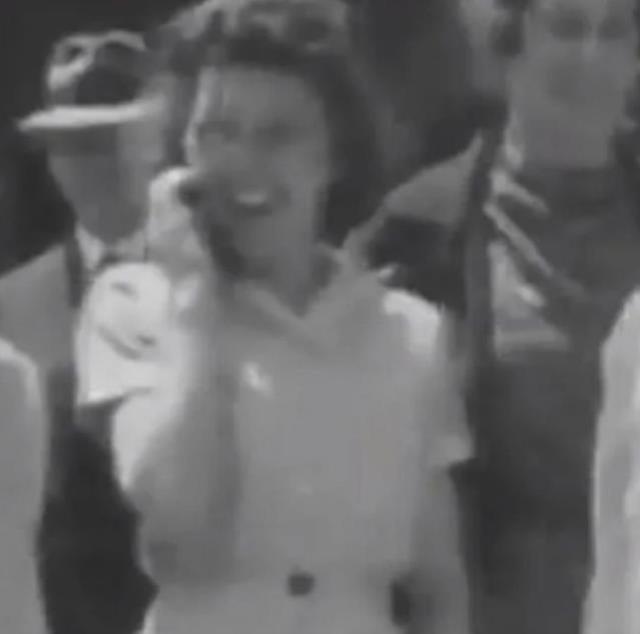 1930'da çekildiği iddia edilen fotoğraf ortalığı karıştırdı: İşte bu zaman yolculuğunun kanıtı