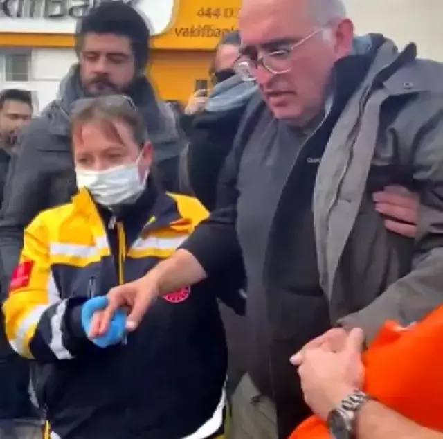 Açlık grevindeki doktor belediye önünde fenalaştı