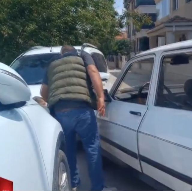 Küçük yaştaki bir çocuk, ailesinden habersiz aldığı otomobille kaza yaptı