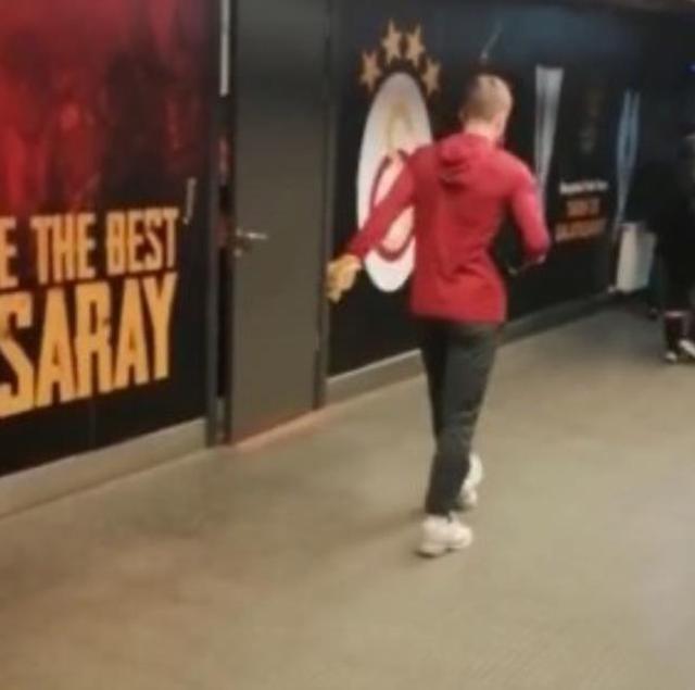 Lider Galatasaray'a nazar değdi! Yıldız futbolcuların stattan çıkış görüntüsü taraftarı kahretti