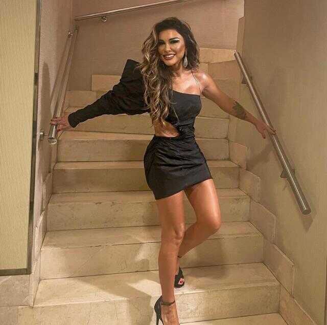 Dans ederken kendinden geçen Selen Görgüzel fena frikik verdi