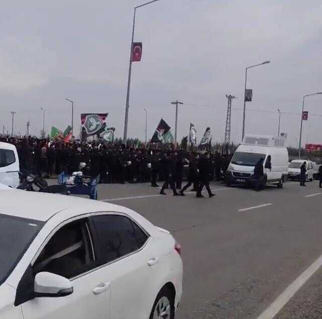 Amedsporlular, olaylı maç sonrası Bursa'dan dönen takımlarını karşılamak için havalimanına akın etti
