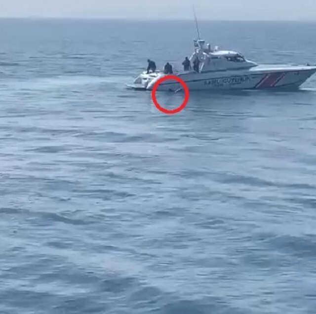 MARMARA DENİZİ'NDE FERİBOTTAN ATLAYAN YOLCUYU SAHİL GÜVENLİK EKİBİ KURTARDI