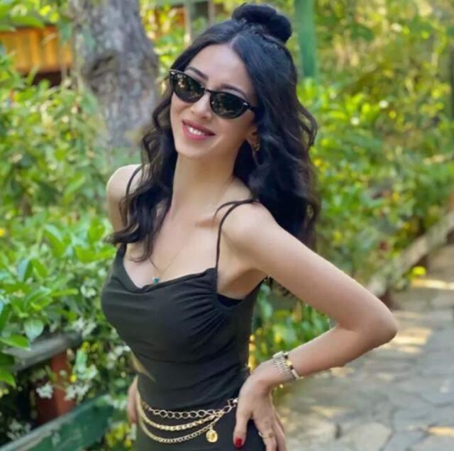 Kadıköy-Moda tramvayının kadın makinisti tüm algıları yıktı! Güzelliğiyle de dikkat çekiyor